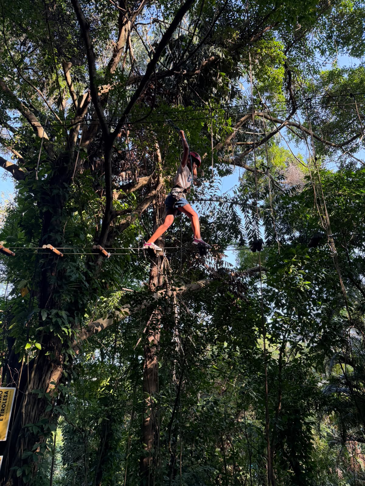 Aventureira no arvorismo do Parque da Catacumba